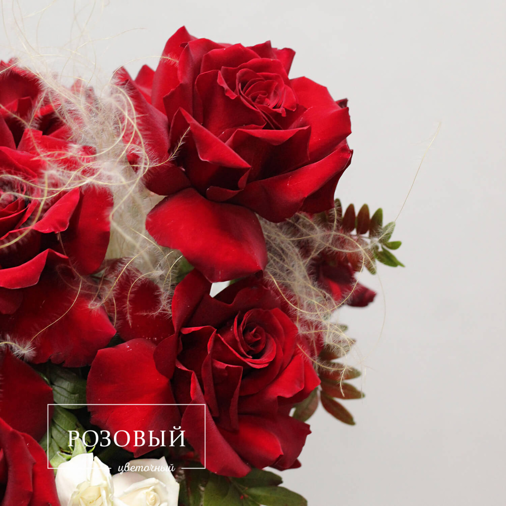 Букет из роз и кустовых роз в коробке