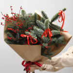 Новогодний букет из нобилиса и илекса