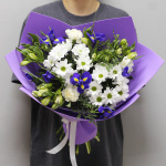 Сиреневый букет с ромашками и ирисами