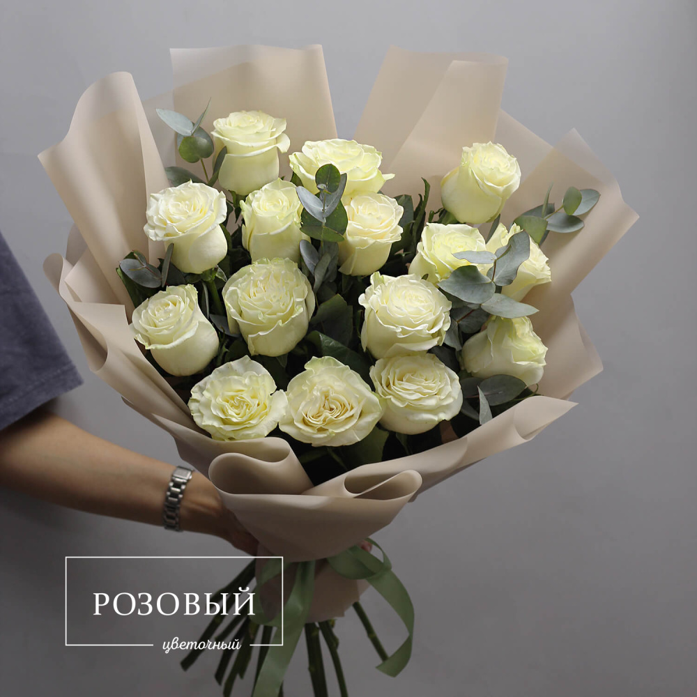 15 белых роз с эквалиптом