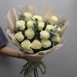 15 белых роз с эквалиптом