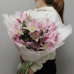 Букет из 5 лилий с зеленью