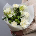 Бело-зеленый букет с лилией