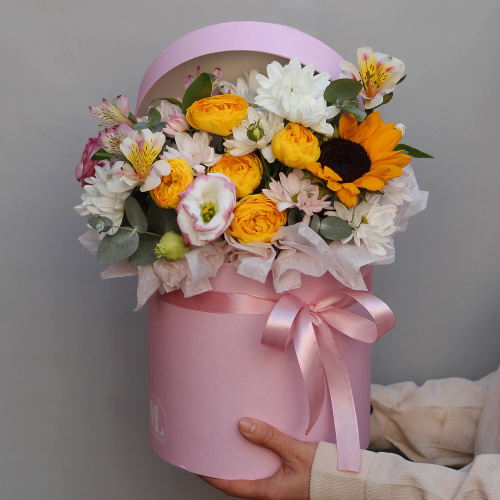 Букет с подсолнухом в шляпной коробке