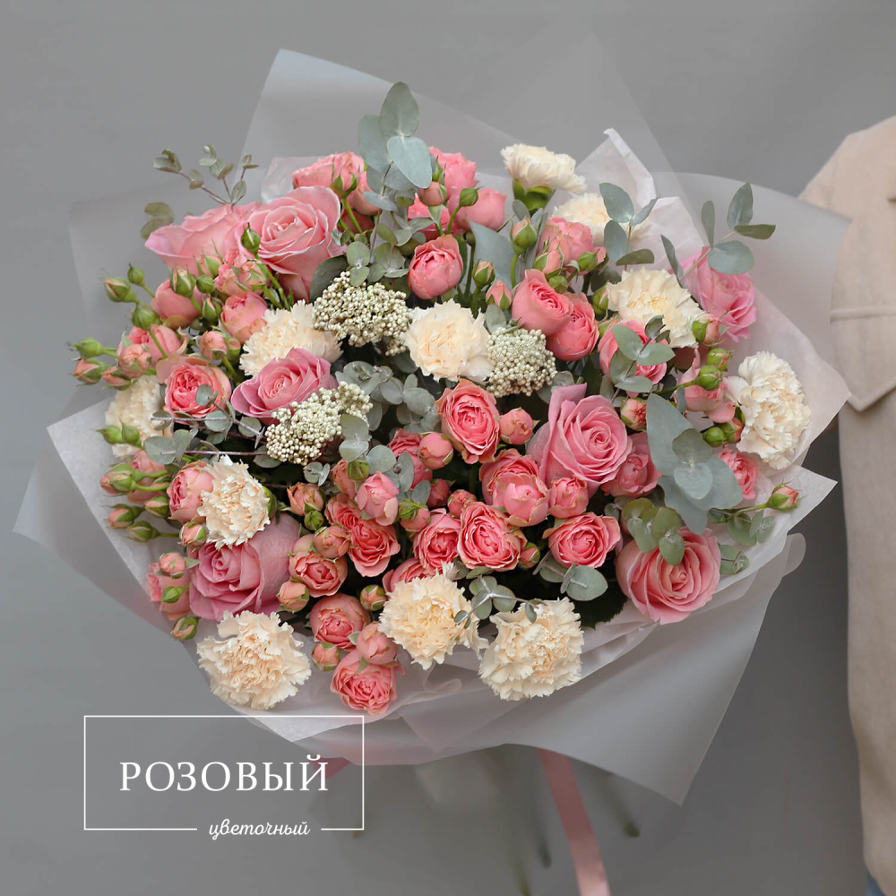 Круглый букет с кустовыми и одноголовыми розами