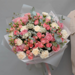 Круглый букет с кустовыми и одноголовыми розами