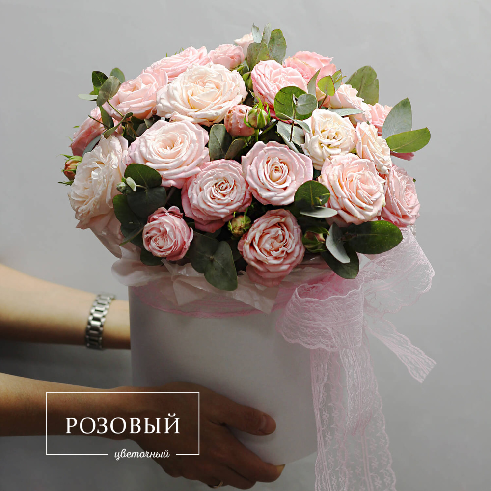 Кустовые розы с зеленью в шляпной коробке