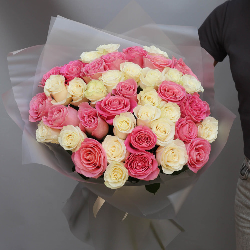 Букет из 35 разноцветных роз