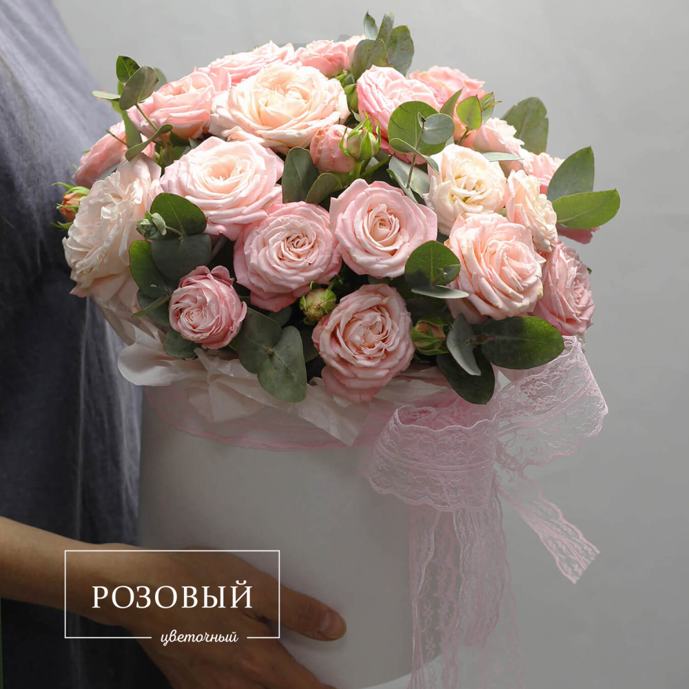 Кустовые розы с зеленью в шляпной коробке