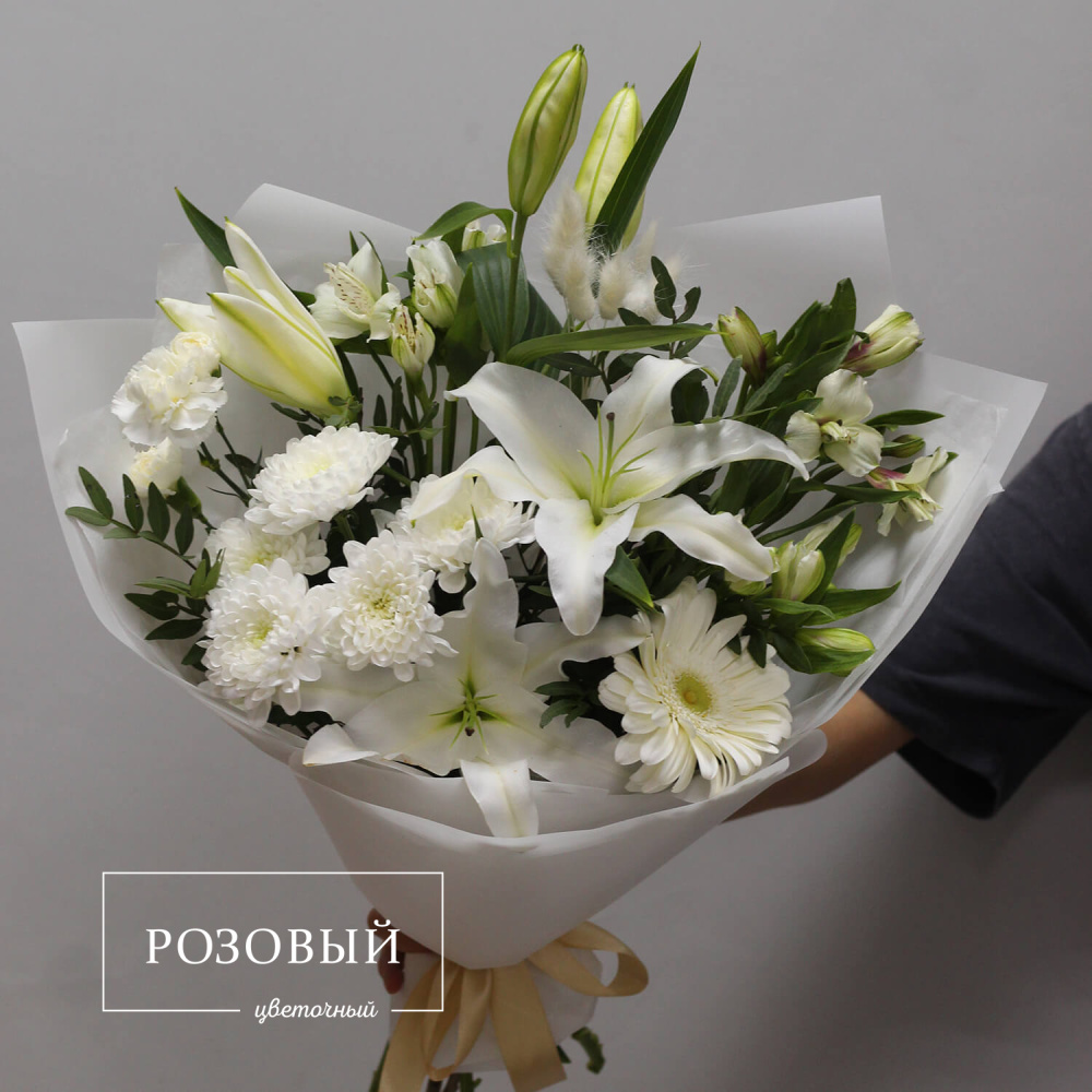 Белый букет с лилией и герберой