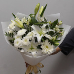 Белый букет с лилией и герберой