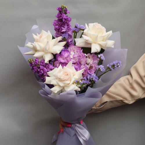Букет с гортензией и розами "Лавандовый раф"