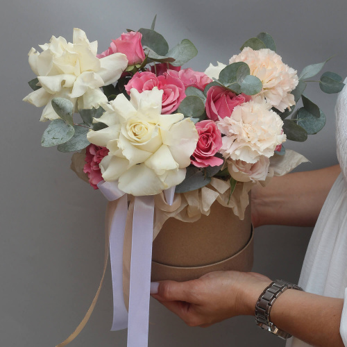 Букет с розами в коробке "Незнакомка"