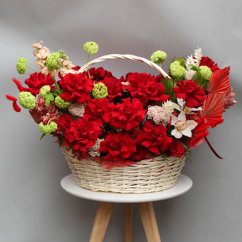 Корзина роз "Красный бархат"