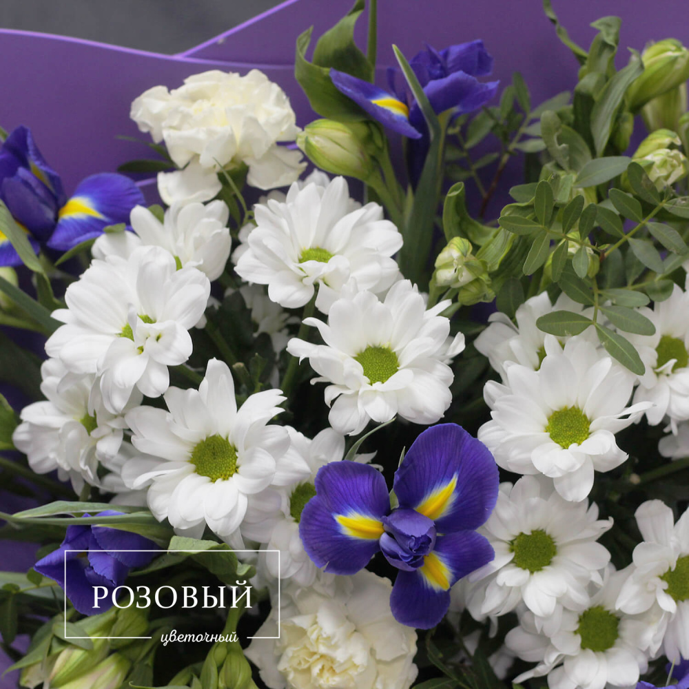 Сиреневый букет с ромашками и ирисами