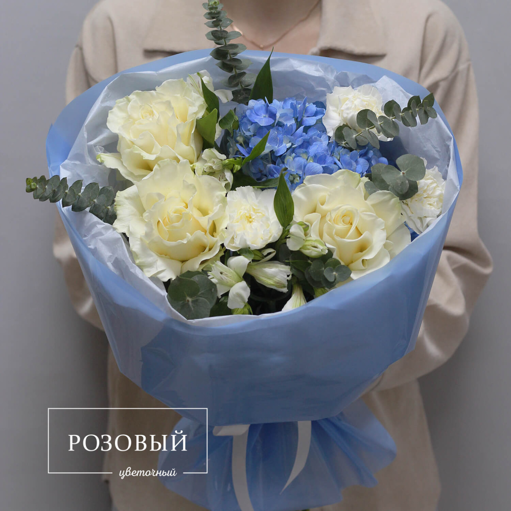 Букет из гортензии и роз "Небесная лазурь"