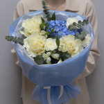 Букет из гортензии и роз "Небесная лазурь"