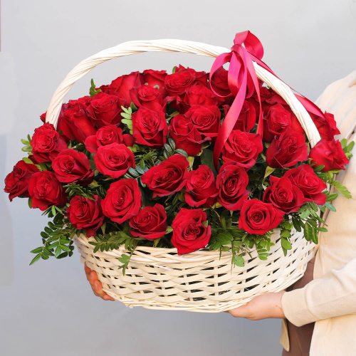 51 роза в корзине