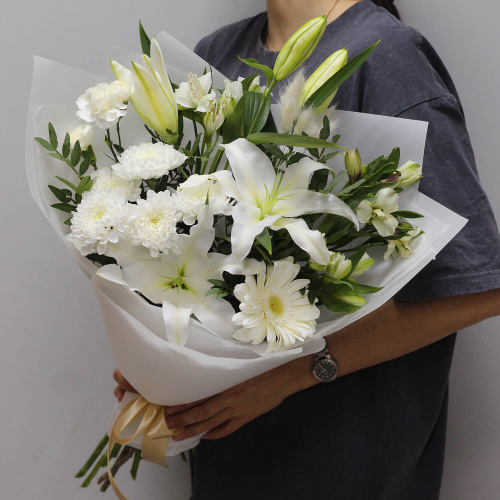 Белый букет с лилией и герберой