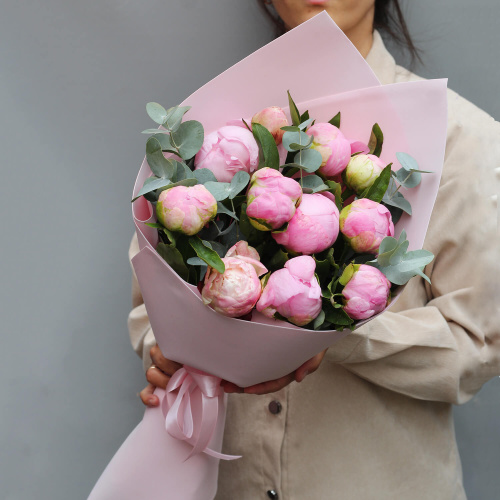Букет из 11 пионов с эвкалиптом