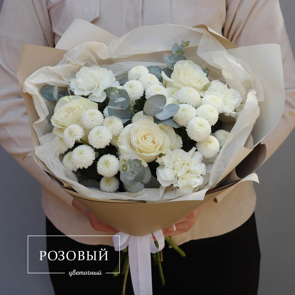 Нежный букет из роз и хризантем