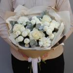 Нежный букет из роз и хризантем