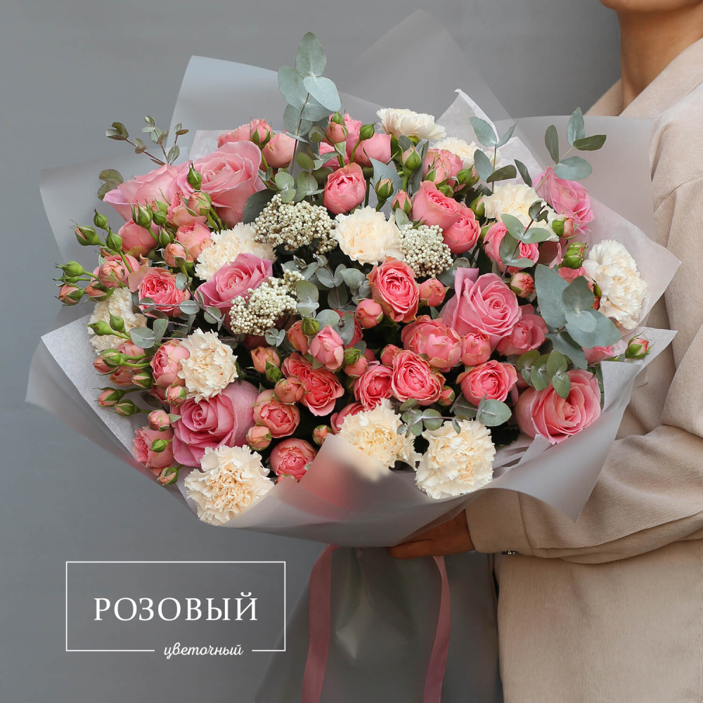 Круглый букет с кустовыми и одноголовыми розами