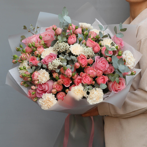 Круглый букет с кустовыми и одноголовыми розами