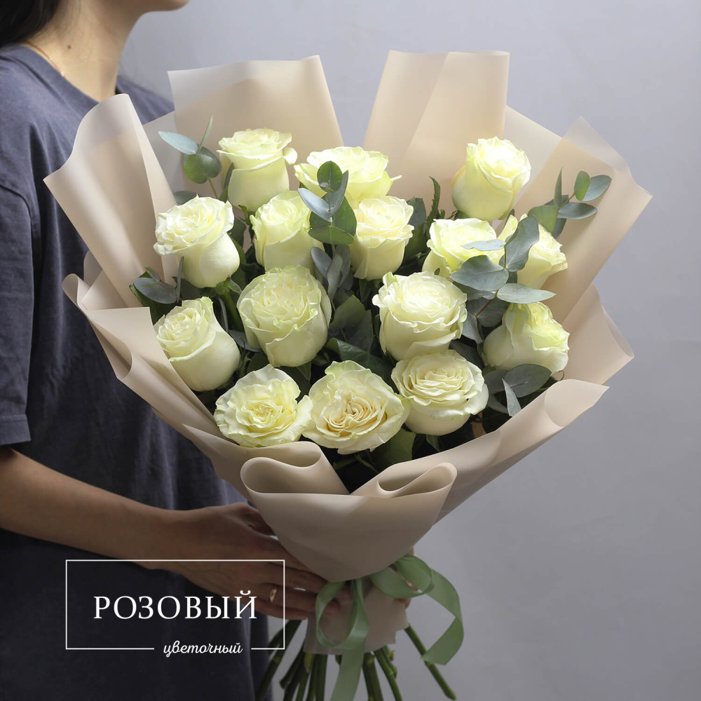 15 белых роз с эквалиптом