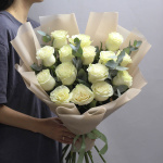 15 белых роз с эквалиптом