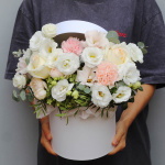 Букет с эустомой в коробке