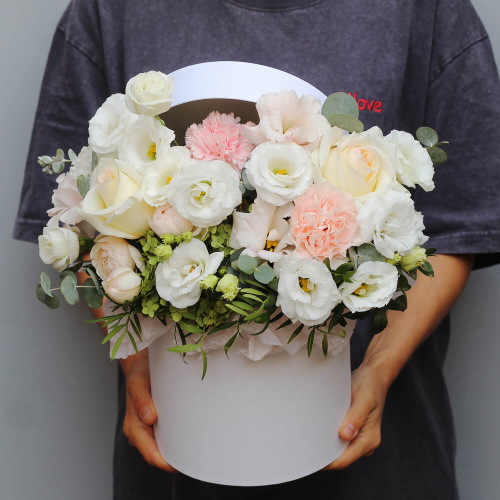 Букет с эустомой в коробке