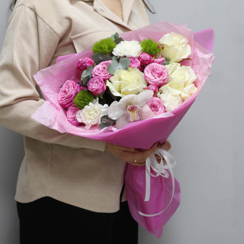 Букет кустовых и обычных роз "Взбитые сливки"