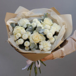 Нежный букет из роз и хризантем