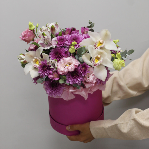 Букет с орхидеями в шляпной коробке "Сиреневый туман"