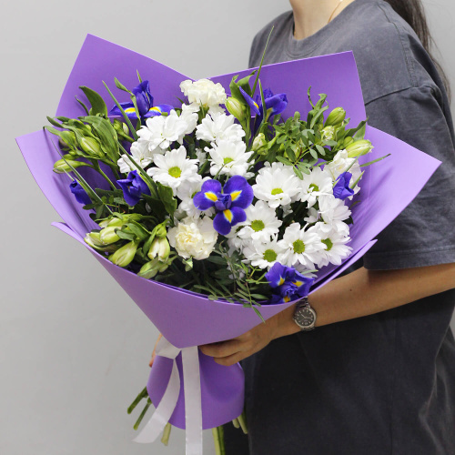 Сиреневый букет с ромашками и ирисами