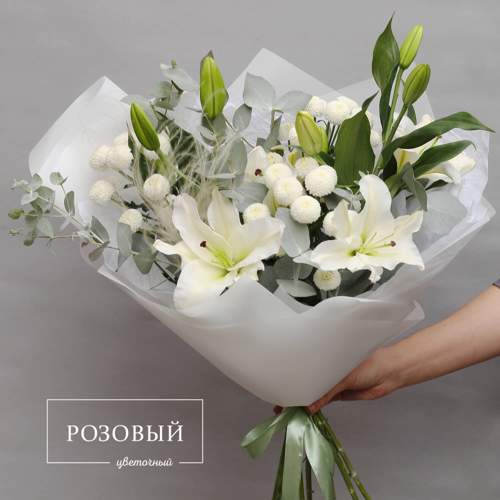 Белый букет из лилий и хризантем