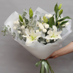 Белый букет из лилий и хризантем