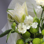 Бело-зеленый букет с лилией