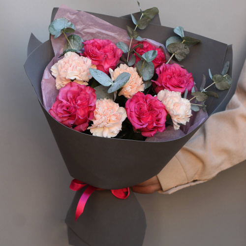 Букет пионовидных роз и диантусов