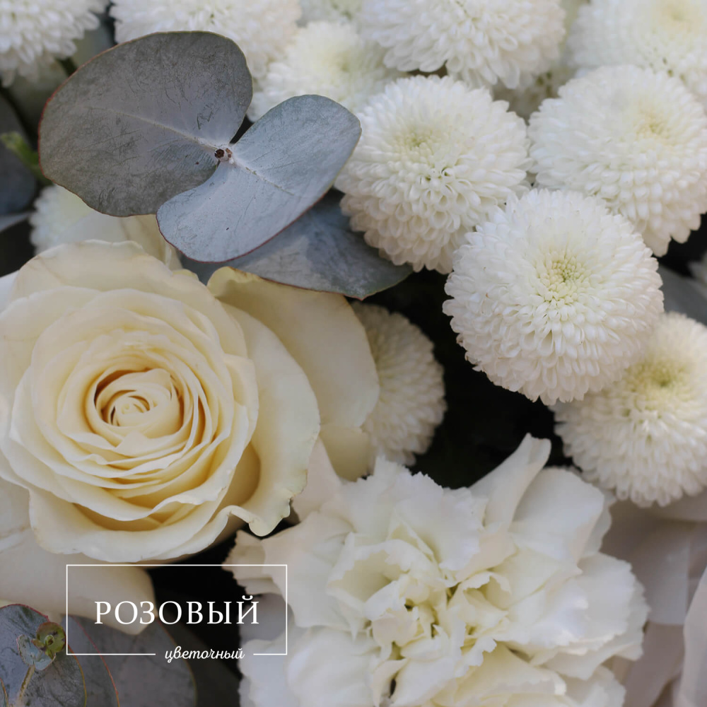 Нежный букет из роз и хризантем