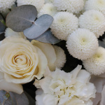 Нежный букет из роз и хризантем