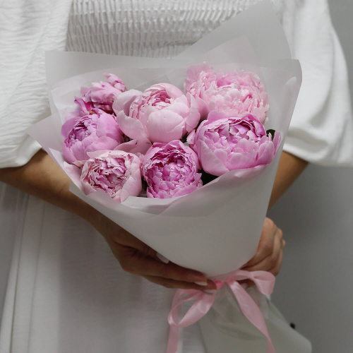 Букет из 7 пионов