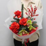 Новогодний букет из роз и орхидей