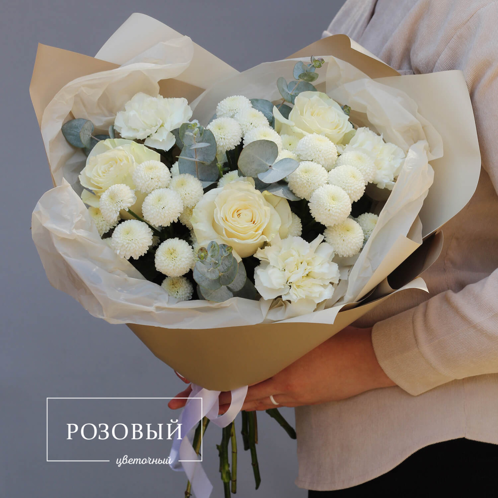 Нежный букет из роз и хризантем