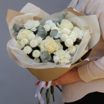 Нежный букет из роз и хризантем
