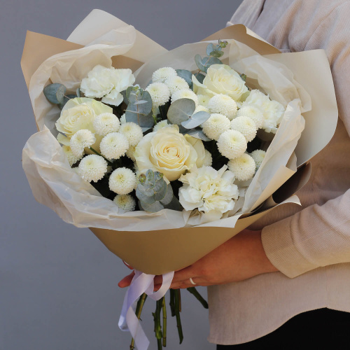 Нежный букет из роз и хризантем