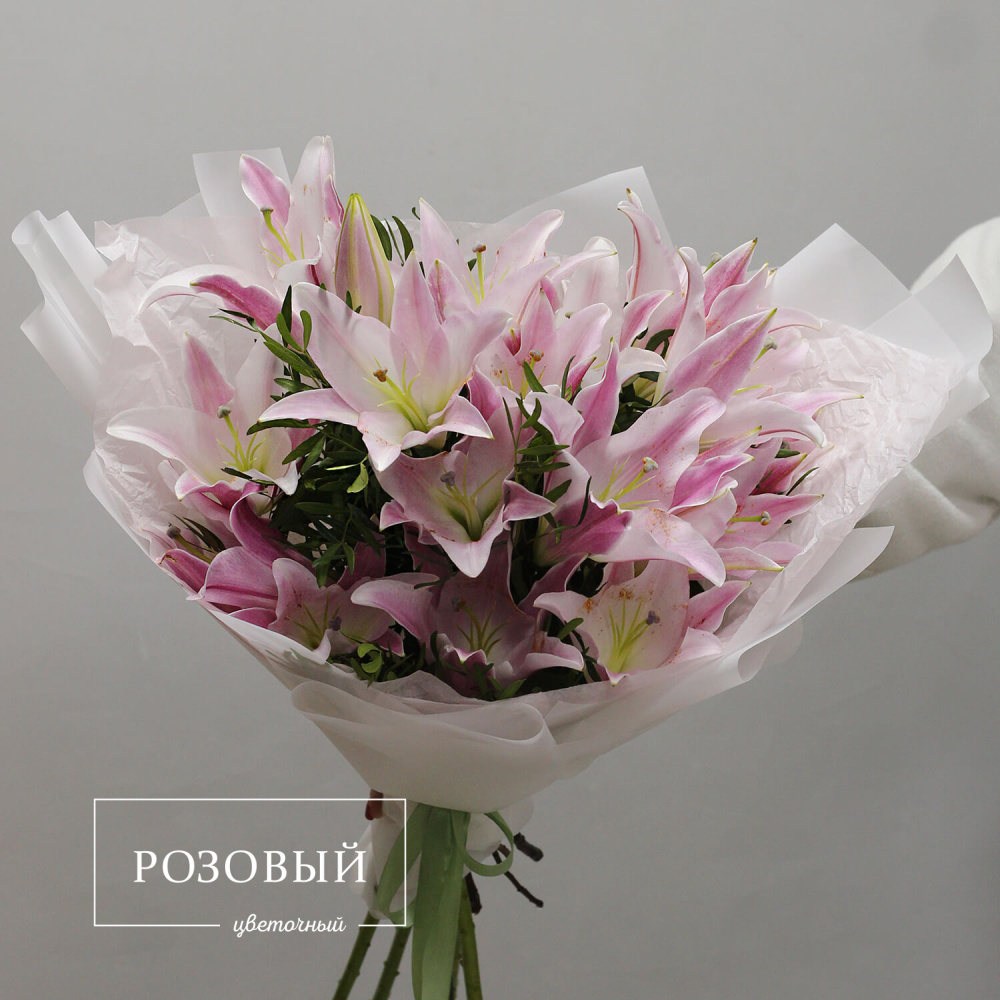 Букет из 5 лилий с зеленью