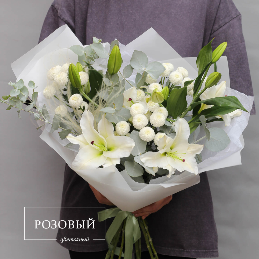 Белый букет из лилий и хризантем