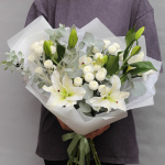 Белый букет из лилий и хризантем
